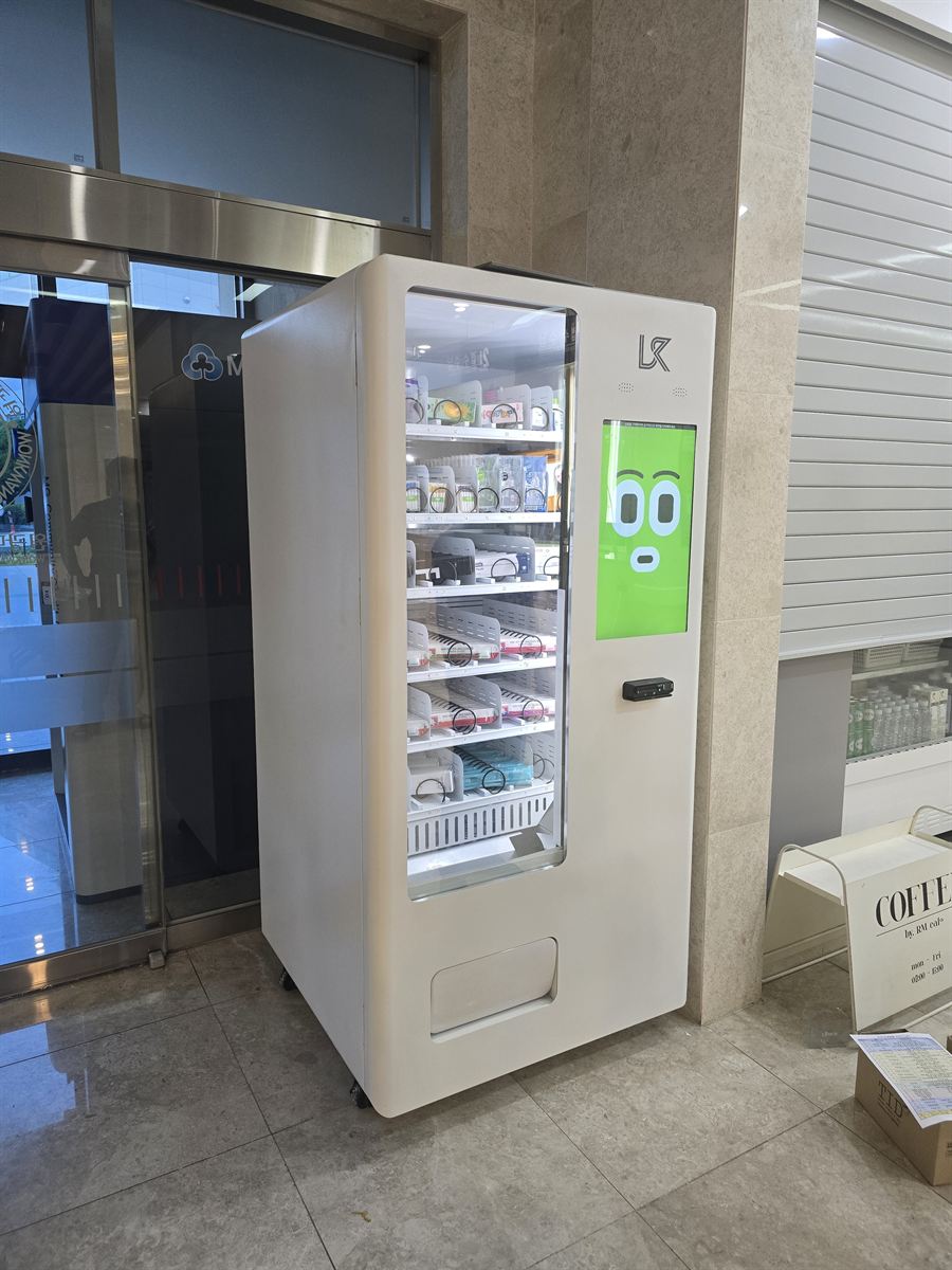 병원 건물 1층 로비에 설치한 위생·생활용품 무인자판기 - H포스