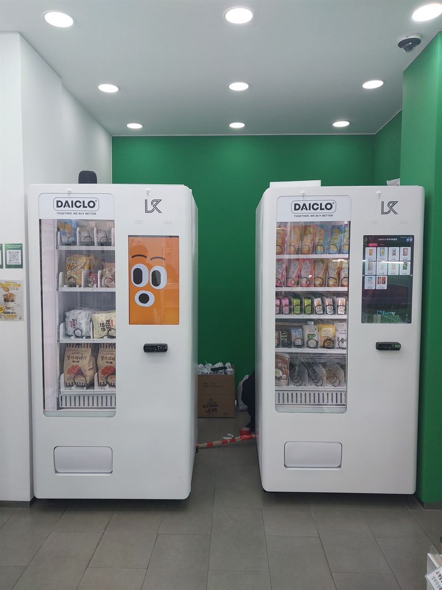 무인매장 안에 나란히 설치한 간편식·간식 무인자판기 2대 - H포스